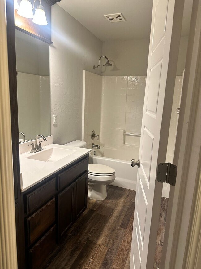 Building Photo - FIRST MONTH FREE! Great Location!