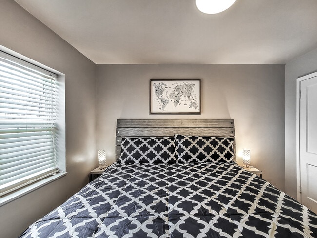 Building Photo - 1207 W 45th St