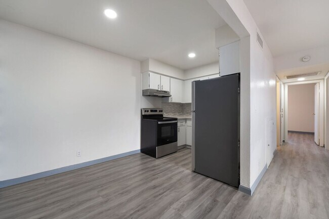 Building Photo - Modern Condo: Remodeled Elegance Awaits!