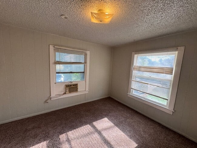 Building Photo - 1 bed 1 bath upstairs unit!