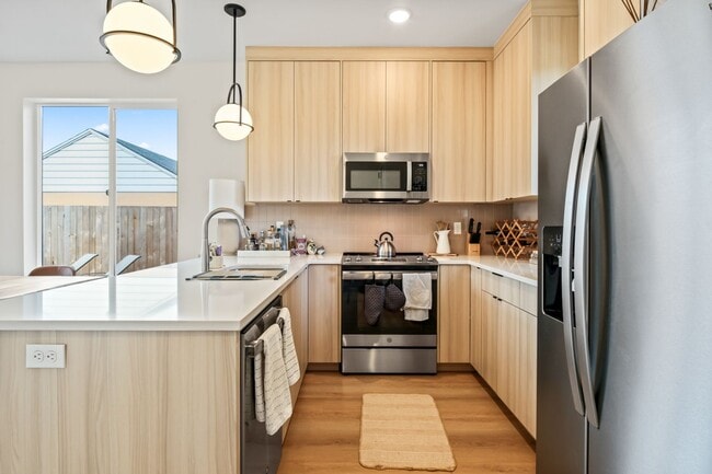 Primary Photo - 6417 N Greenley Ave #4