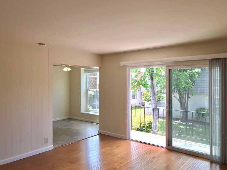 Building Photo - 977 Mangrove Ave