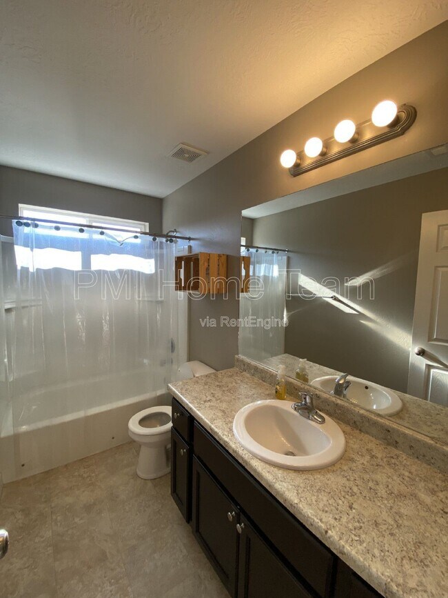Building Photo - 972 Stonehaven Dr