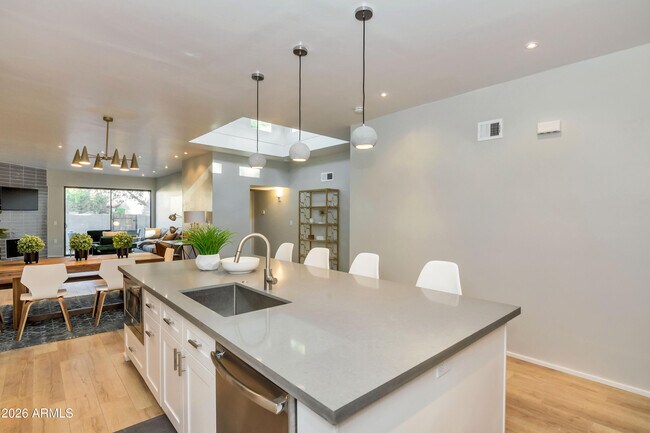 Building Photo - 7599 E Pleasant Run