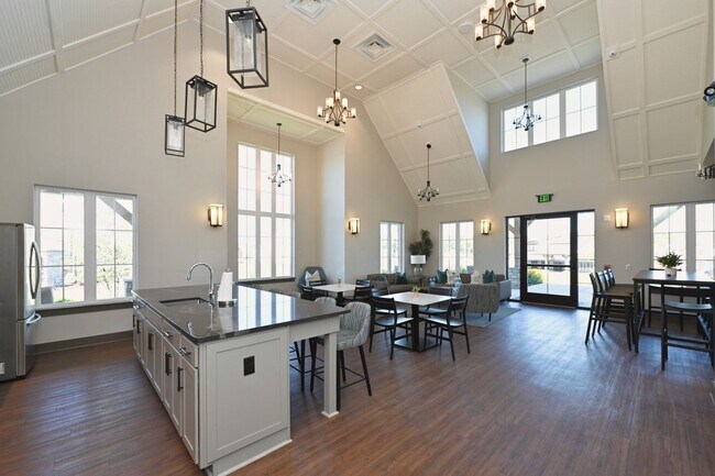 Building Photo - 3 Bedroom Townhome w/ 2 Car Garage