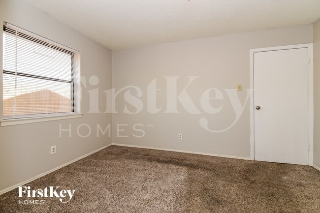 Building Photo - 14912 Oakwood Ln