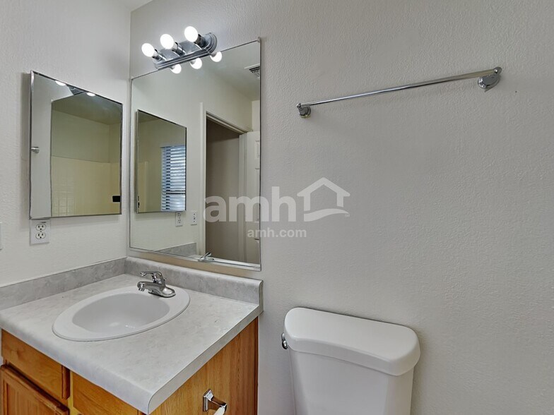 Building Photo - 2444 E Gleneagle Dr