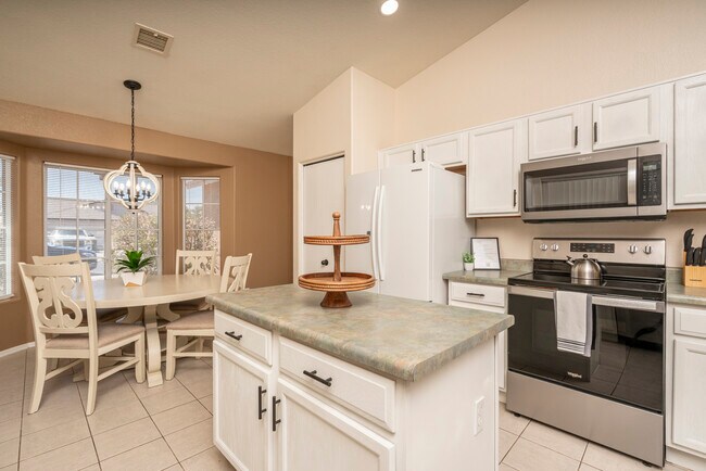 Building Photo - 1762 E Sycamore Rd