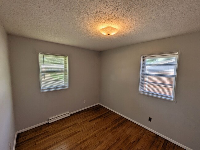 Building Photo - Cozy on Cove