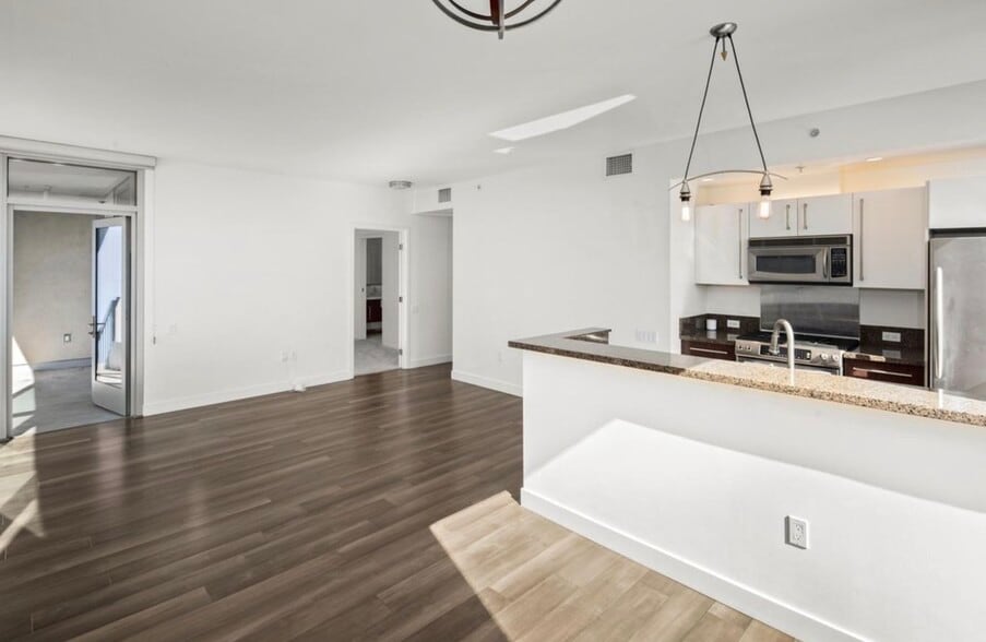 Building Photo - 321 10th Ave