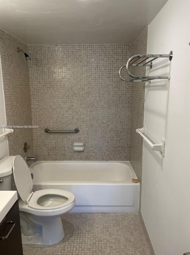 Building Photo - 4164 Inverrary Dr