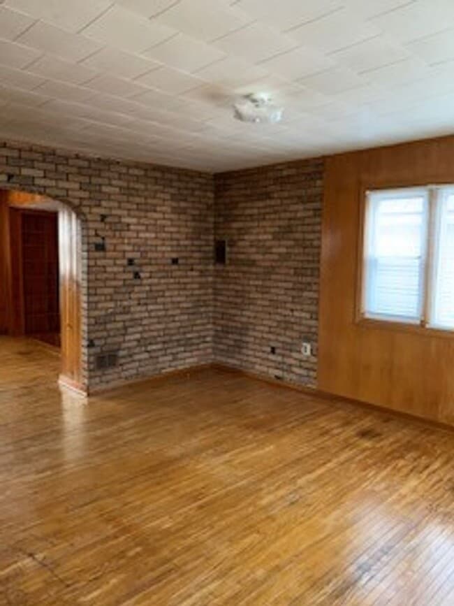 Building Photo - Large 3 BR 2 BA house w beautiful woodwork...