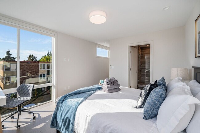 Building Photo - 4205 Evanston Ave N