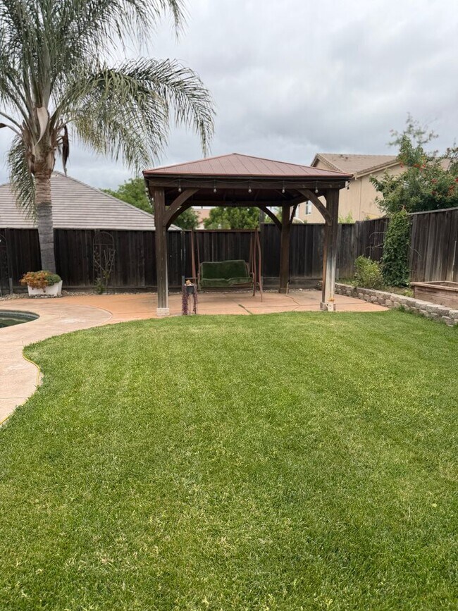 Building Photo - Gorgous 4 bedroom, 3 full bath home with pool