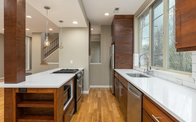 Building Photo - 3 bed 3 bath home close to Sellwood