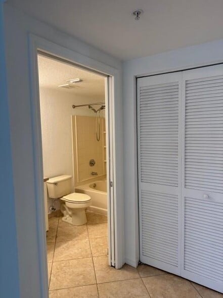 Building Photo - 6772 W Sample Rd