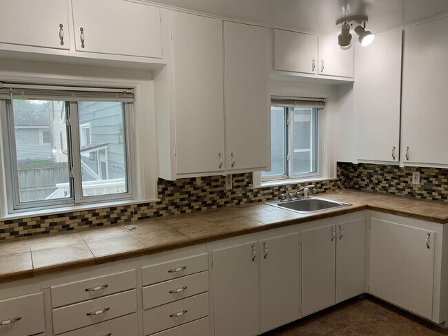 Building Photo - Royal Oak Triplex - Hawthorn
