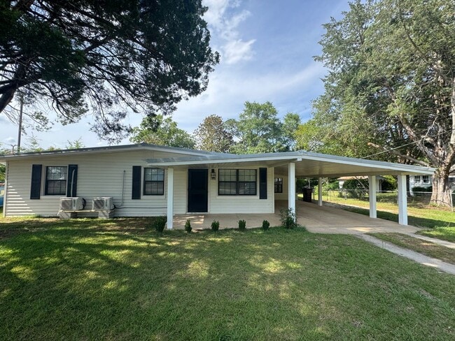 Building Photo - 3 Bedroom 2 Bathroom Home in Chipley FL