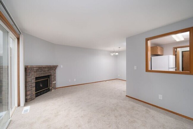 Building Photo - 3 bedroom townhouse with Garage!! Wont last! Call Now!!