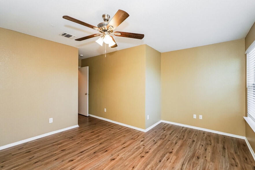 Building Photo - 1456 Pine Ln