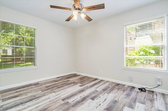 Building Photo - 1800 Forestglade Dr