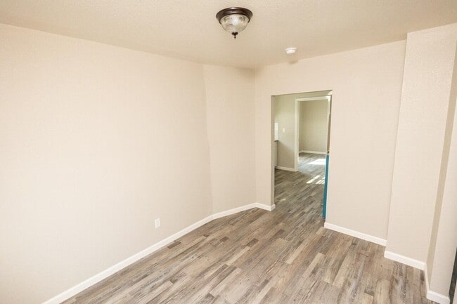 Building Photo - Newly renovated 1 Bedroom