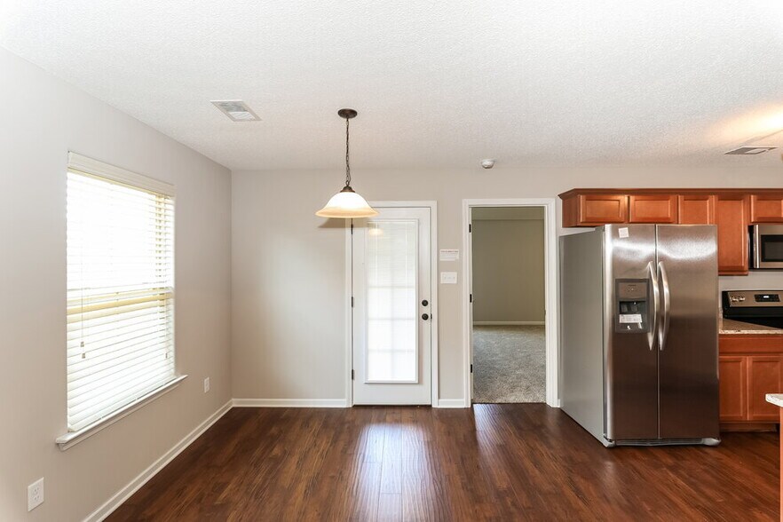 Building Photo - 1087 Darren Cir E