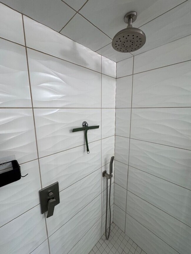 Building Photo - Modern Alamitos Beach 2 bedroom Condo plus...