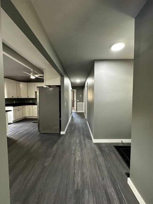 Building Photo - Fully Renovated in the Heart of Hendersonv...