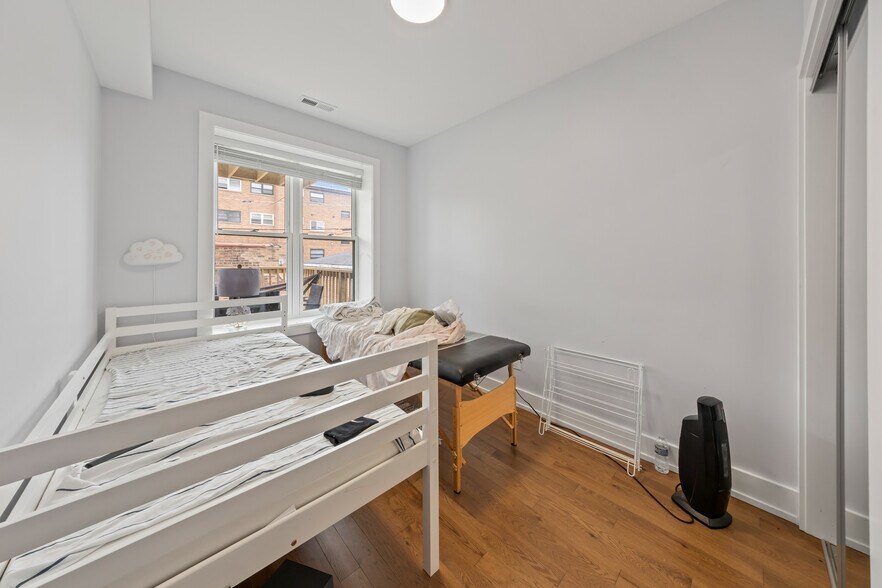 Building Photo - 2550 W Balmoral Ave