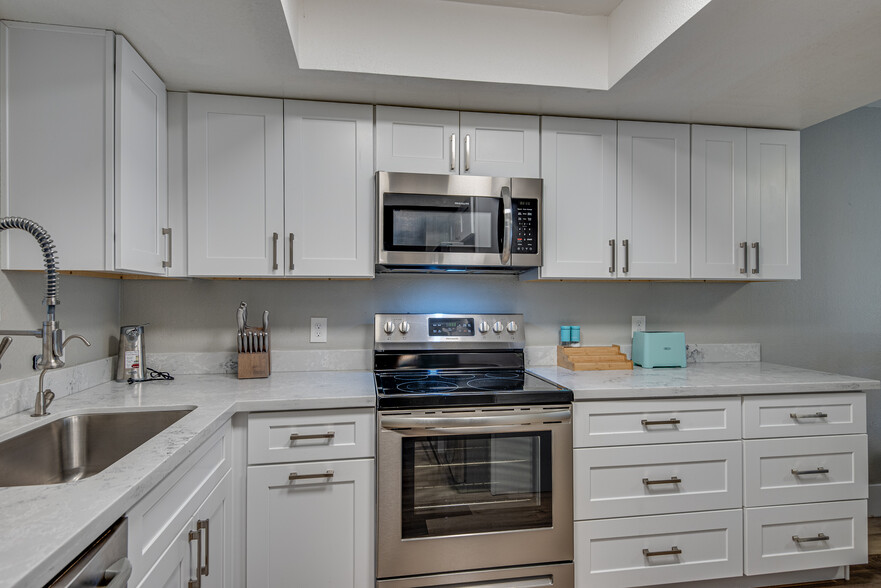 Granite countertops! - 4150 E Cactus Rd
