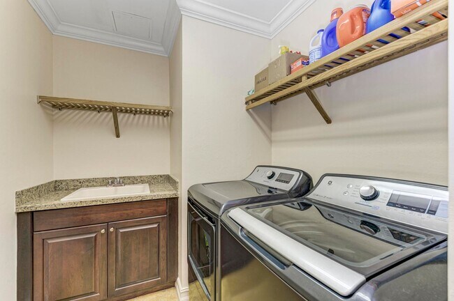 Building Photo - UPSCALE VIVANTE CONDOMINIUM FOR RENT IN PU...