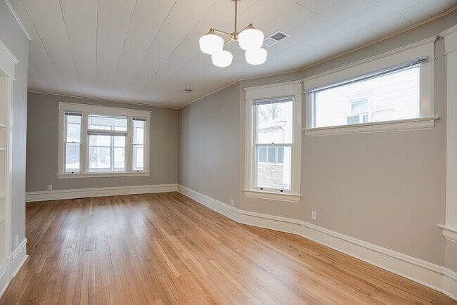 Building Photo - 4BD 2BA House. Refurbished, large house, great location available JUNE 1ST.