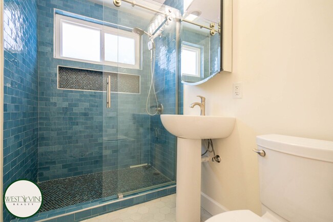 Building Photo - Stunning 3 Bed / 2 Bath Home | Attached Ga...