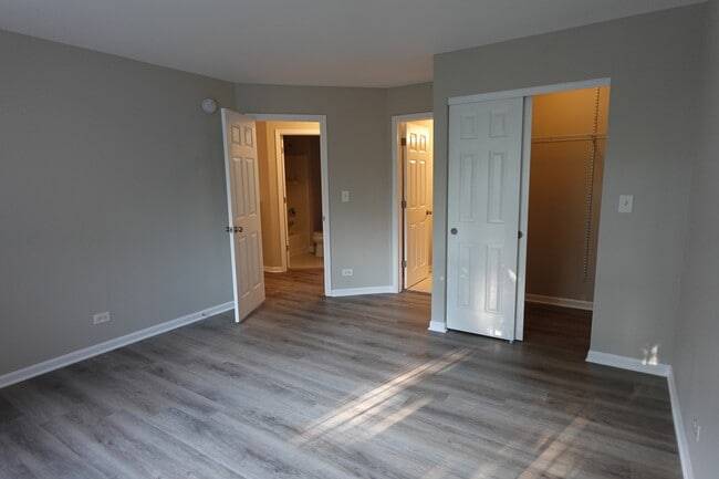 Building Photo - 1136 N Claremont Dr