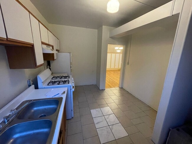 Building Photo - 2 BEDROOM LOCATED IN THE HEART OF THE ART DISTRICT!