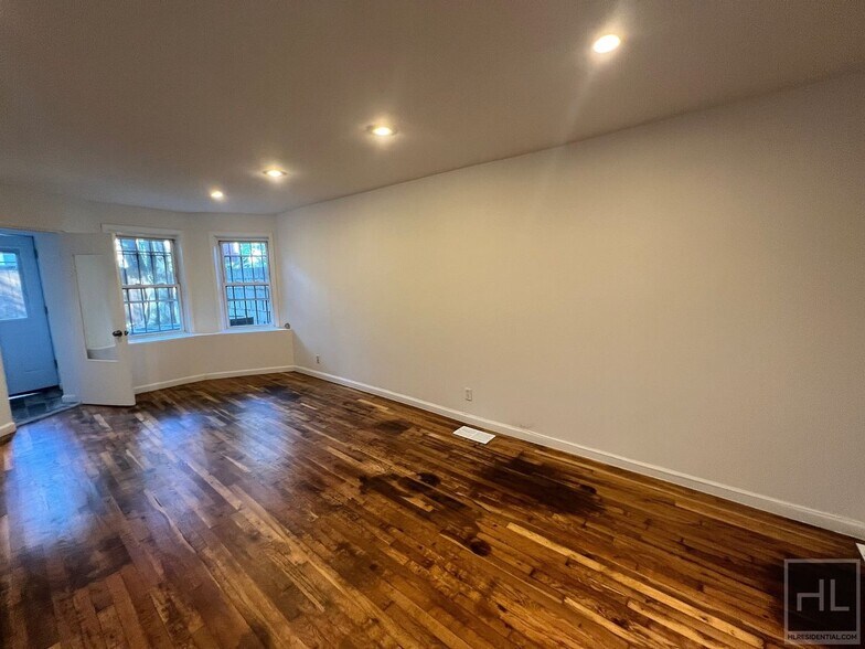 Building Photo - 4BR 2BA Historic Limestone Floor Through G...