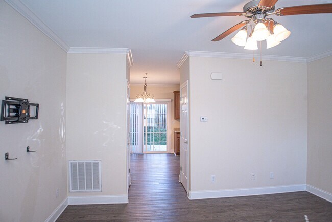 Building Photo - 614 N Center St