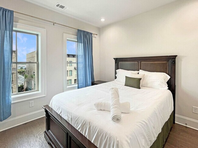 Building Photo - 401 Upper E Ave