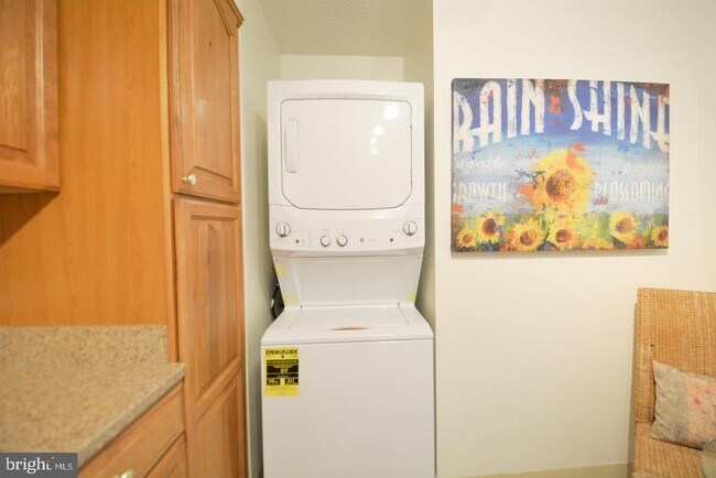 Building Photo - 307 Yoakum Pkwy