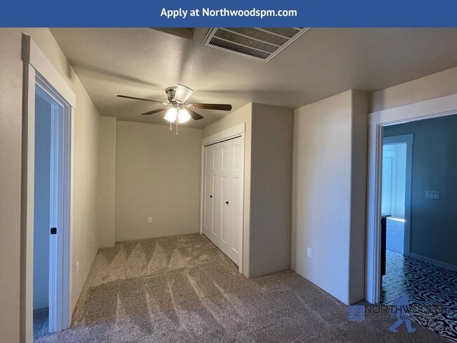 Building Photo - Gorgeous 2 Bedroom 2.5 Bath Townhome  in White City