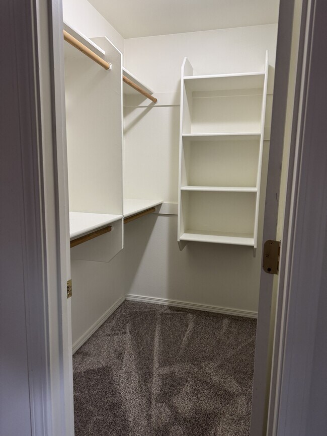 Building Photo - 210 Show PlaceUnit C