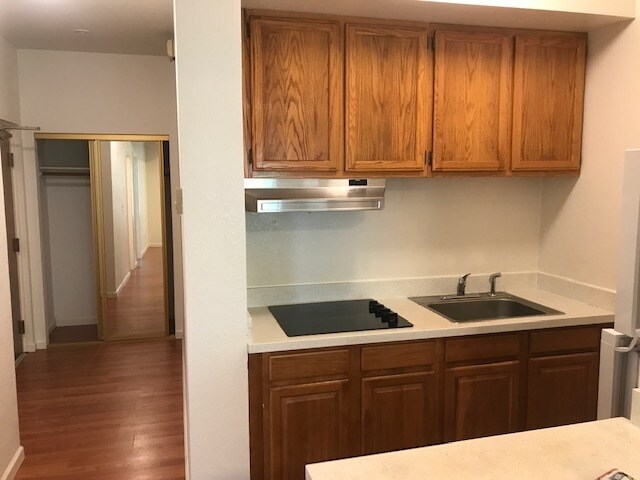 Kitchen & hallway - 417 Cabrillo St