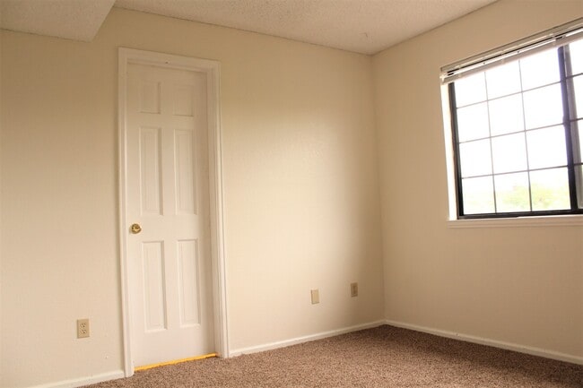 Building Photo - Huge 1 bedroom Condo With Loft, Walking Distance From Belmar! Available Mid July!!