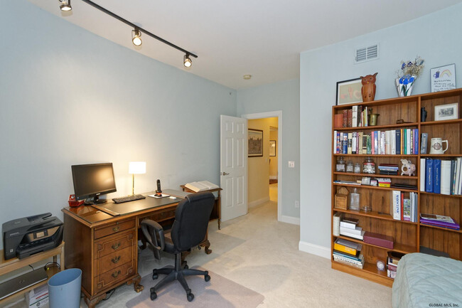 Building Photo - 108 Valley Pointe Dr