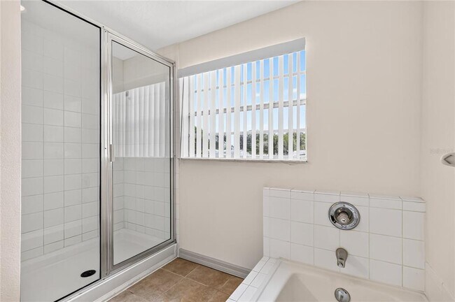Building Photo - 2204 Fan Palm Dr