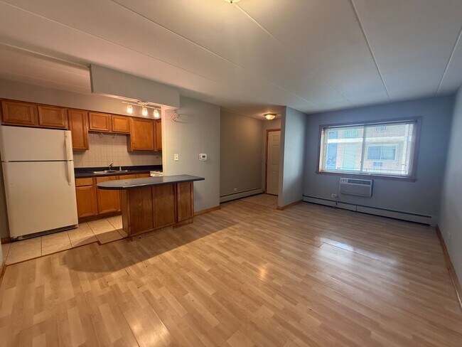 Building Photo - 4602 N River Rd