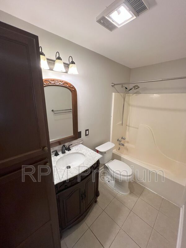 Building Photo - 522 Fawn Lake Dr