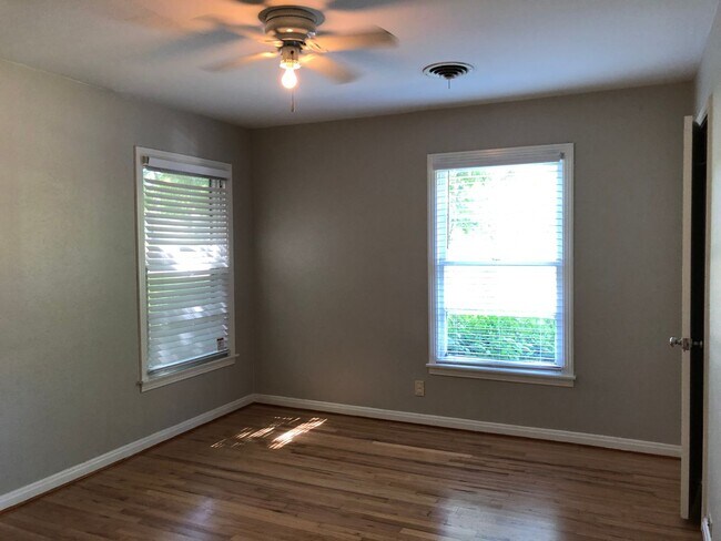 Building Photo - Waco Home!