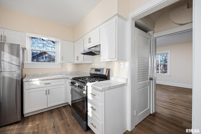 Building Photo - 400 E Virginia Ave